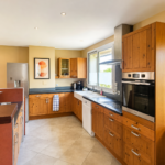 T4 cosy, piscine, parking gratuit, proche plages Cuisine Lumineuse Pour Annonce Airbnb 150x150