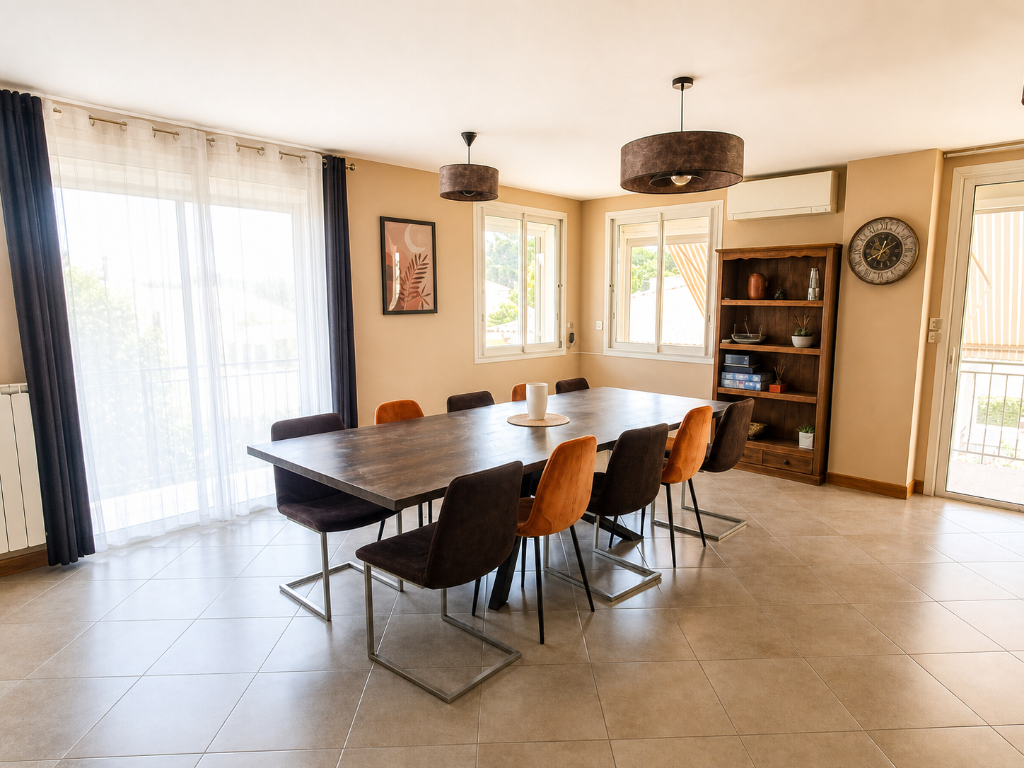 Salle A Manger Chaleureuse Pour Annonce Airbnb