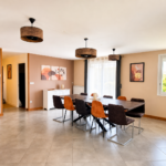 T4 cosy, piscine, parking gratuit, proche plages Salle A Manger Lumineuse Pour Annonce Airbnb 150x150