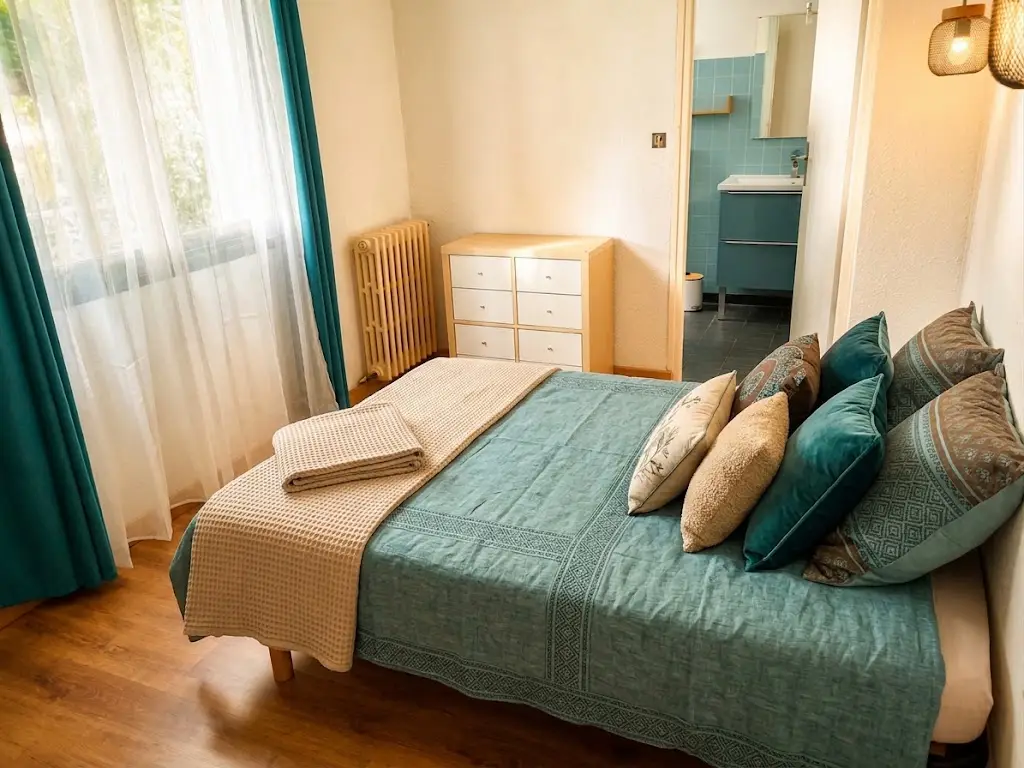 Chambre lit double Lunel viel appartement 4 personnes